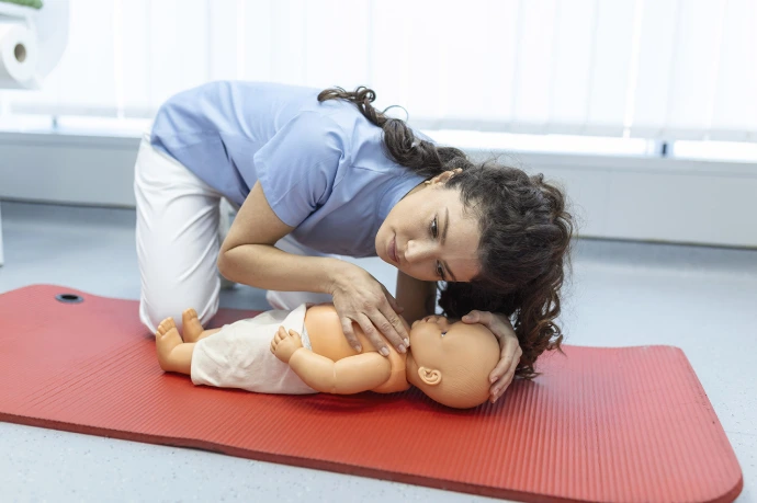 Une femme qui réanime un bébé