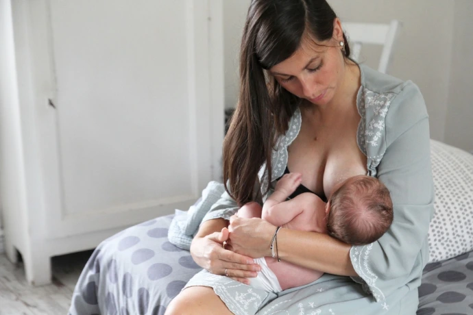une maman qui allaite