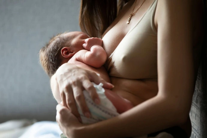 une maman qui allaite