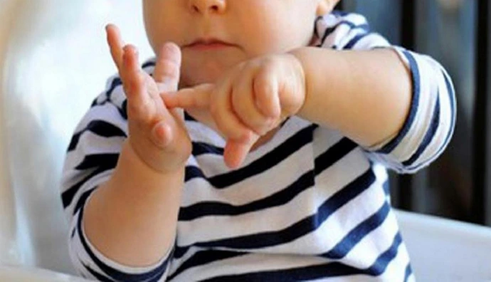 un bébé qui signe avec ses mains